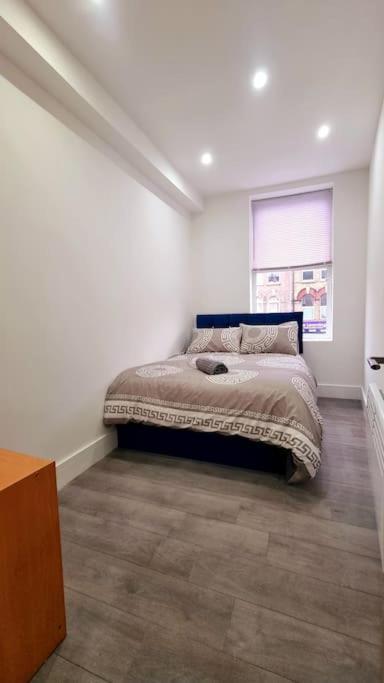 2 Bed Cosy Flat Close To Bus & Tube Station Londen Buitenkant foto