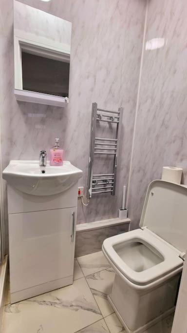 2 Bed Cosy Flat Close To Bus & Tube Station Londen Buitenkant foto
