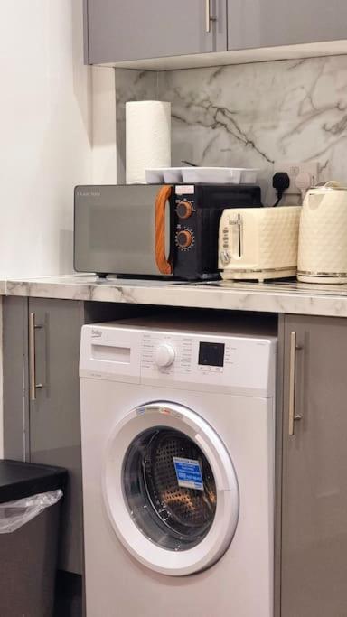 2 Bed Cosy Flat Close To Bus & Tube Station Londen Buitenkant foto