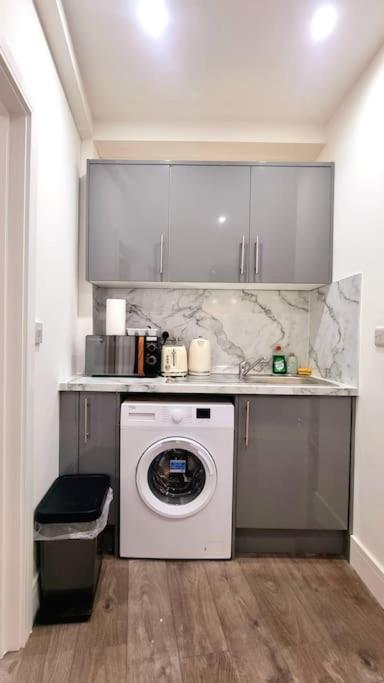 2 Bed Cosy Flat Close To Bus & Tube Station Londen Buitenkant foto