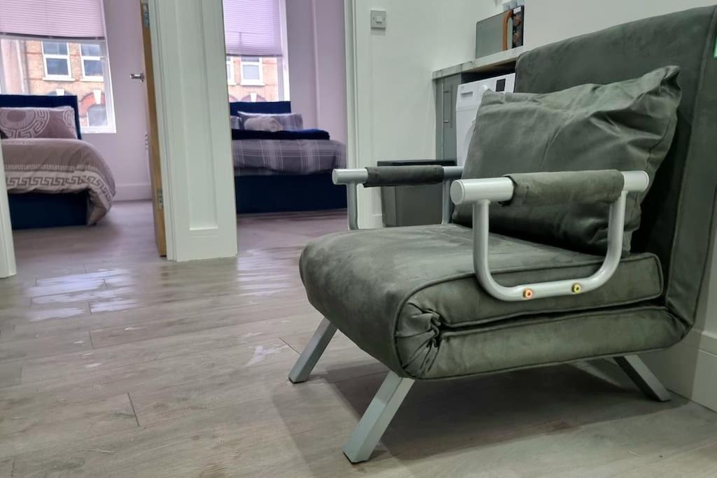 2 Bed Cosy Flat Close To Bus & Tube Station Londen Buitenkant foto