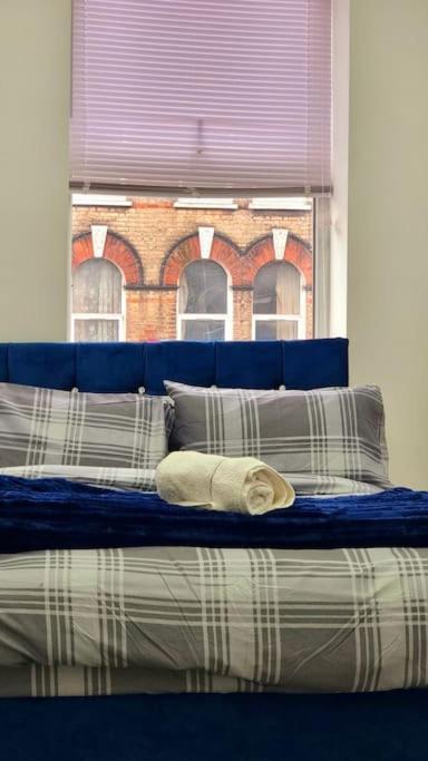 2 Bed Cosy Flat Close To Bus & Tube Station Londen Buitenkant foto