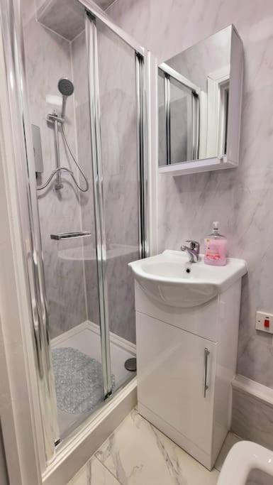 2 Bed Cosy Flat Close To Bus & Tube Station Londen Buitenkant foto