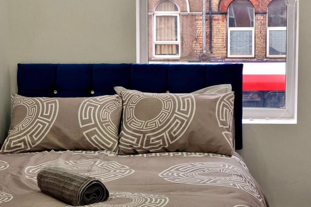 2 Bed Cosy Flat Close To Bus & Tube Station Londen Buitenkant foto