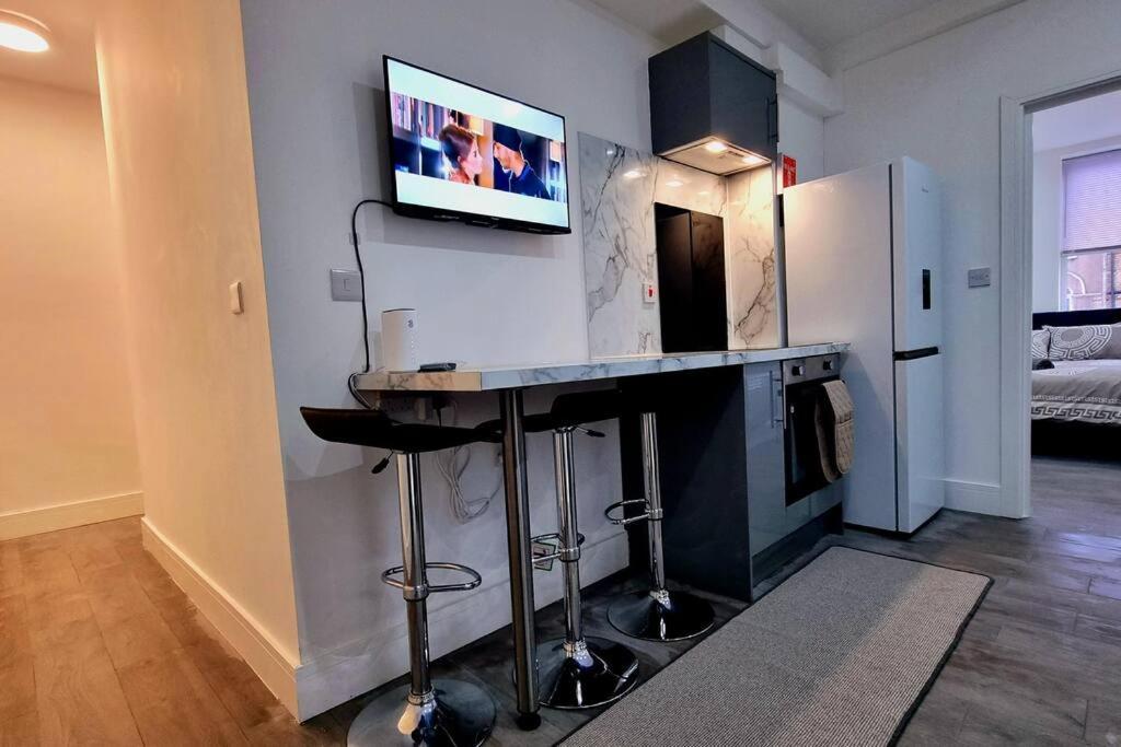 2 Bed Cosy Flat Close To Bus & Tube Station Londen Buitenkant foto