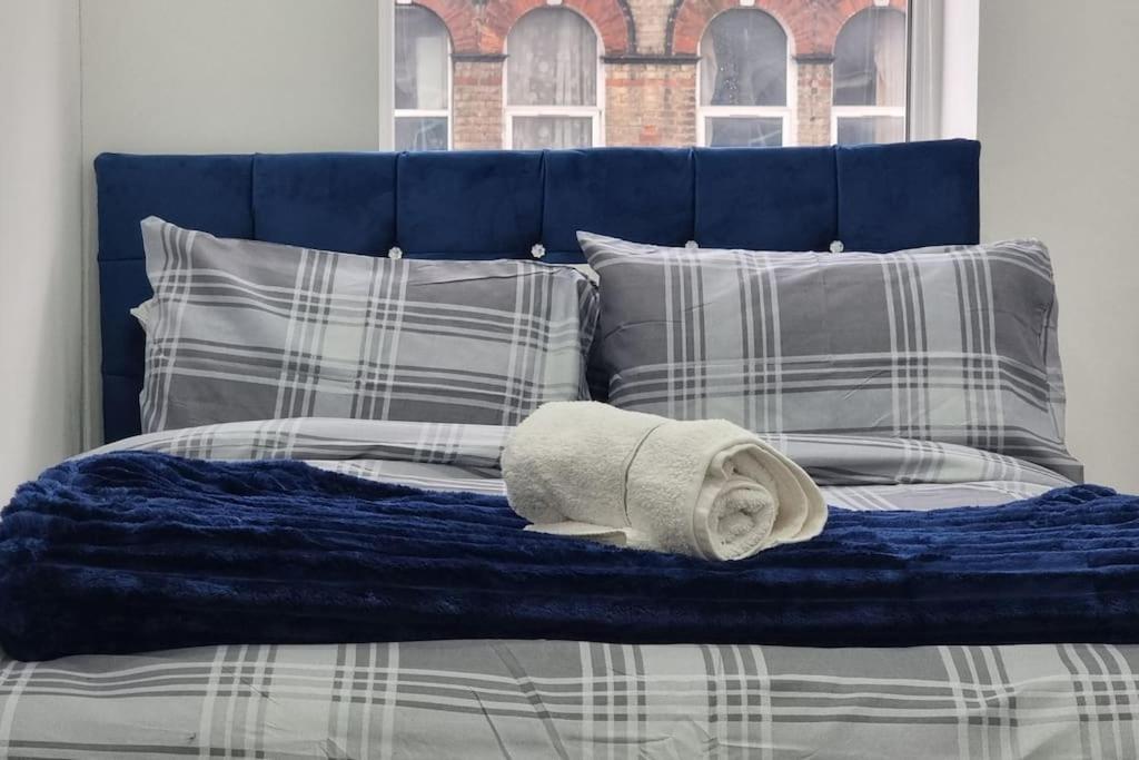 2 Bed Cosy Flat Close To Bus & Tube Station Londen Buitenkant foto