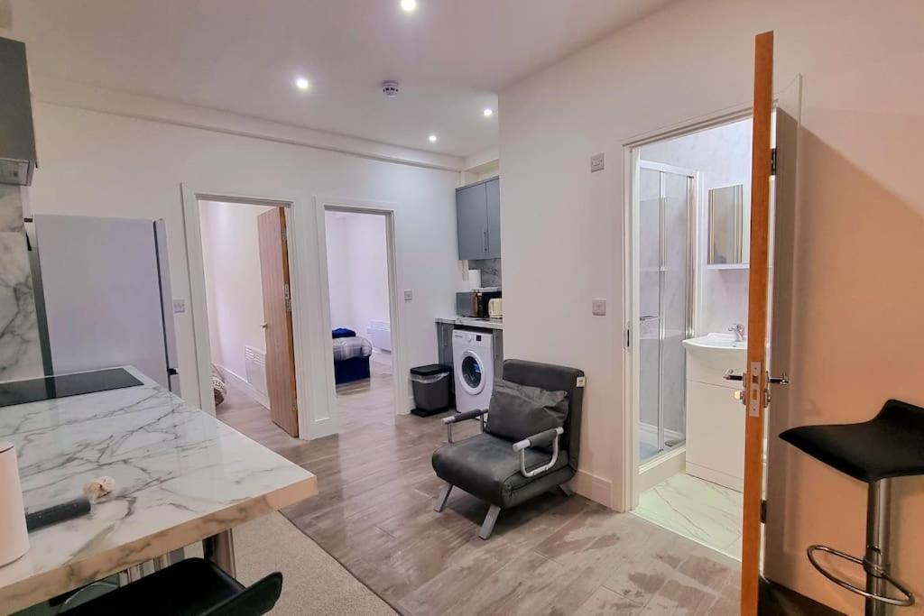 2 Bed Cosy Flat Close To Bus & Tube Station Londen Buitenkant foto